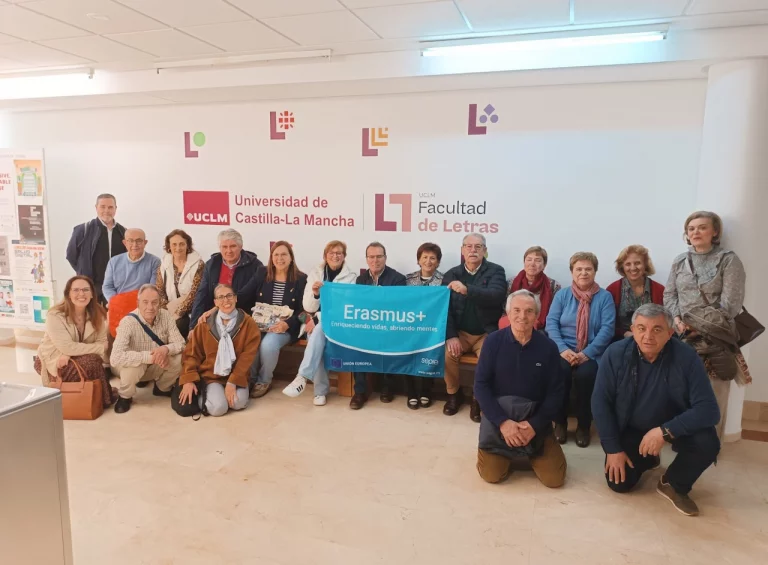 Alumnado adulto del CEPA Antonio Gala en la Facultad de Letras de la UCLM con una pancarta de Erasmus+.