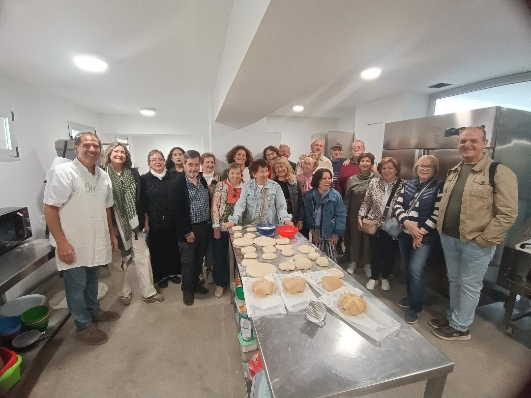 Taller de elaboración de pan de cruz durante la salida a Malagón
