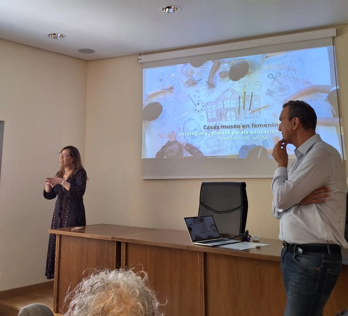 Presentación sobre casas museo en femenino durante la jornada compartida entre el CEPA y la Facultad de Educación.