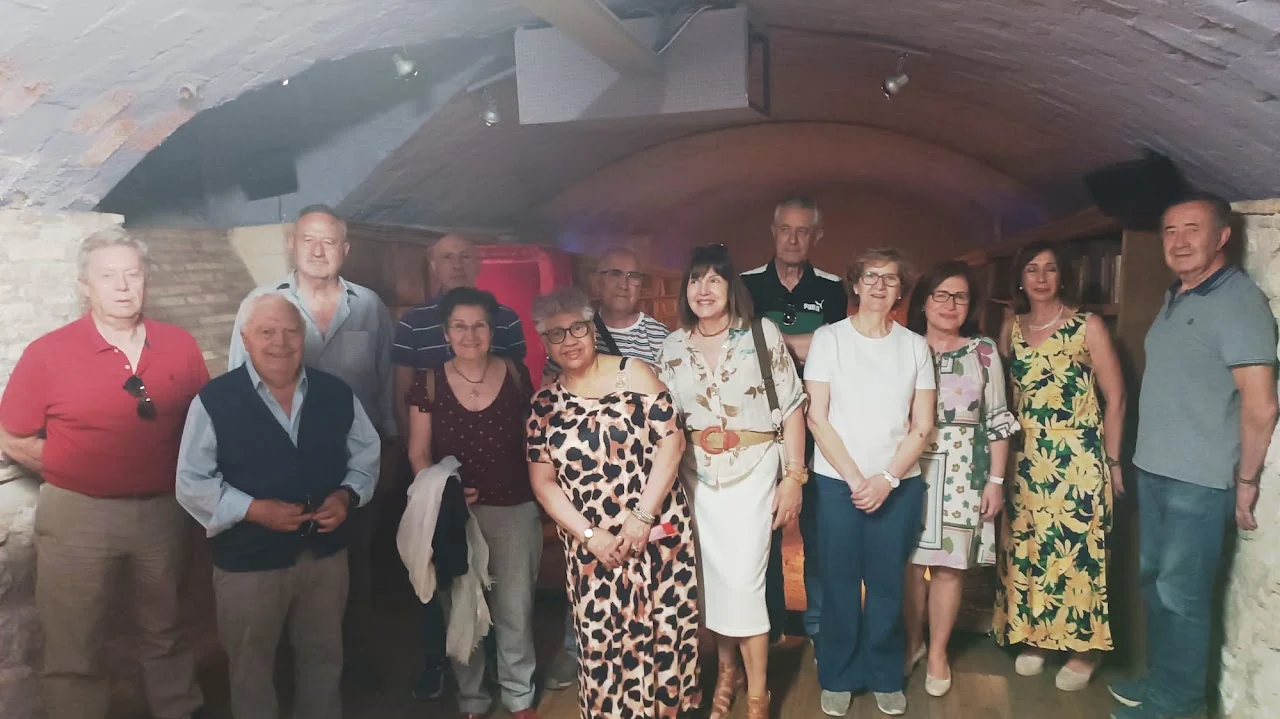 Grupo del CEPA junto a la recreación de la imprenta de Juan de la Cuesta en el Museo del Quijote.