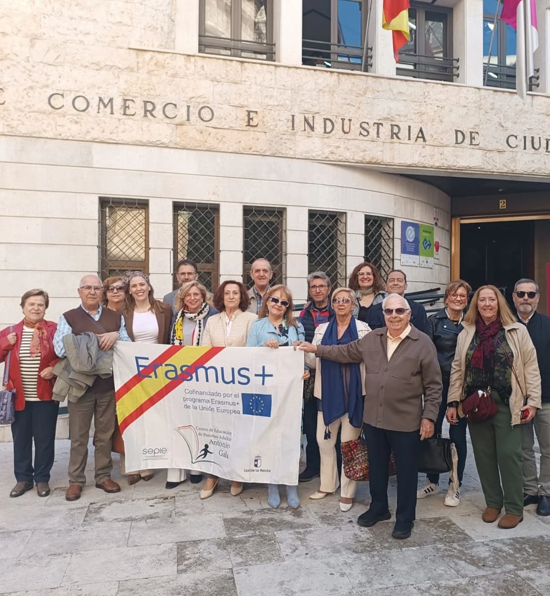 Grupo del CEPA Antonio Gala con una pancarta de Erasmus+ ante la Cámara de Comercio de Ciudad Real.