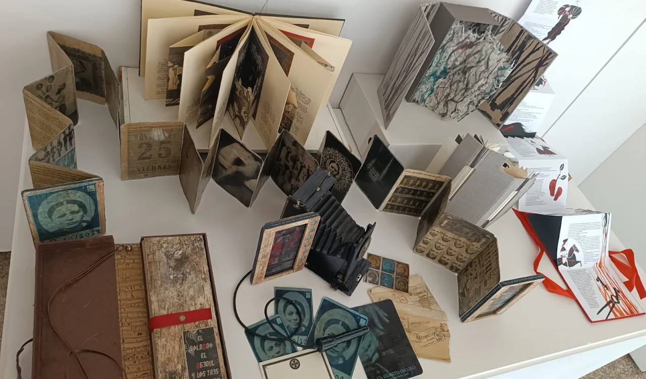 Libros de artista del colectivo Atlas Imaginario expuestos en la Biblioteca Pública del Estado.