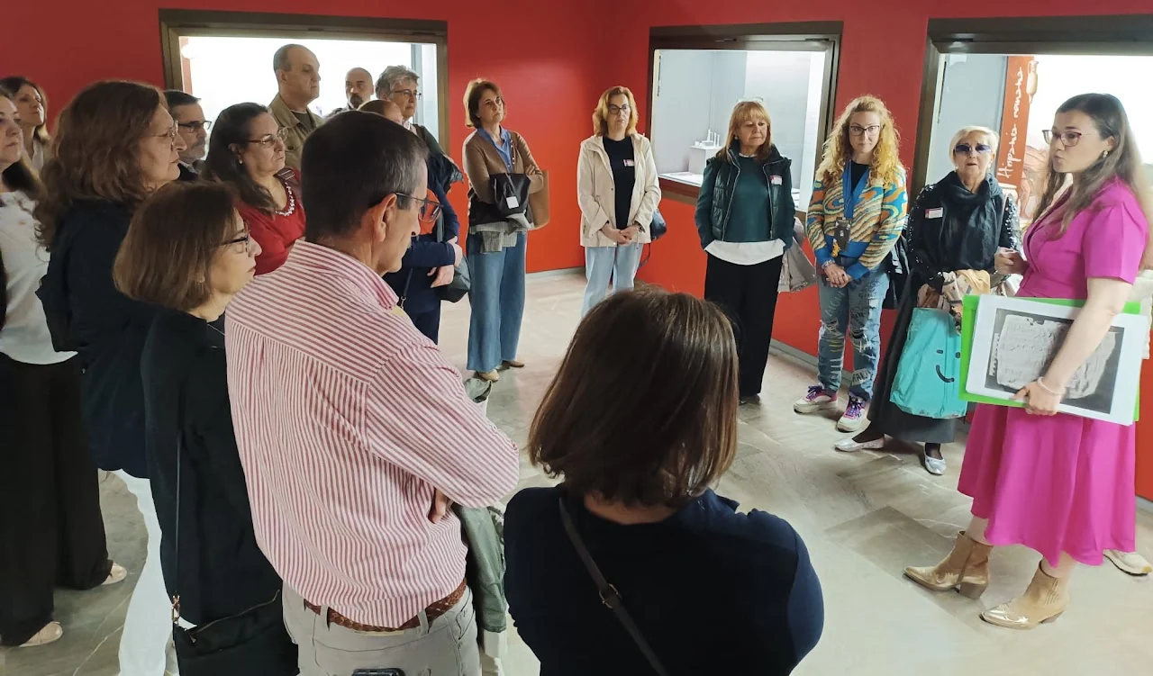 El alumnado escucha las explicaciones de la guía durante una visita sobre mujeres romanas en el Museo Provincial.