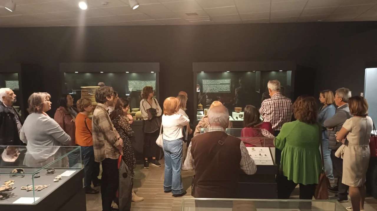 Grupo del CEPA ante las vitrinas arqueológicas del Museo Provincial durante la visita La mujer en ATEMPORA.